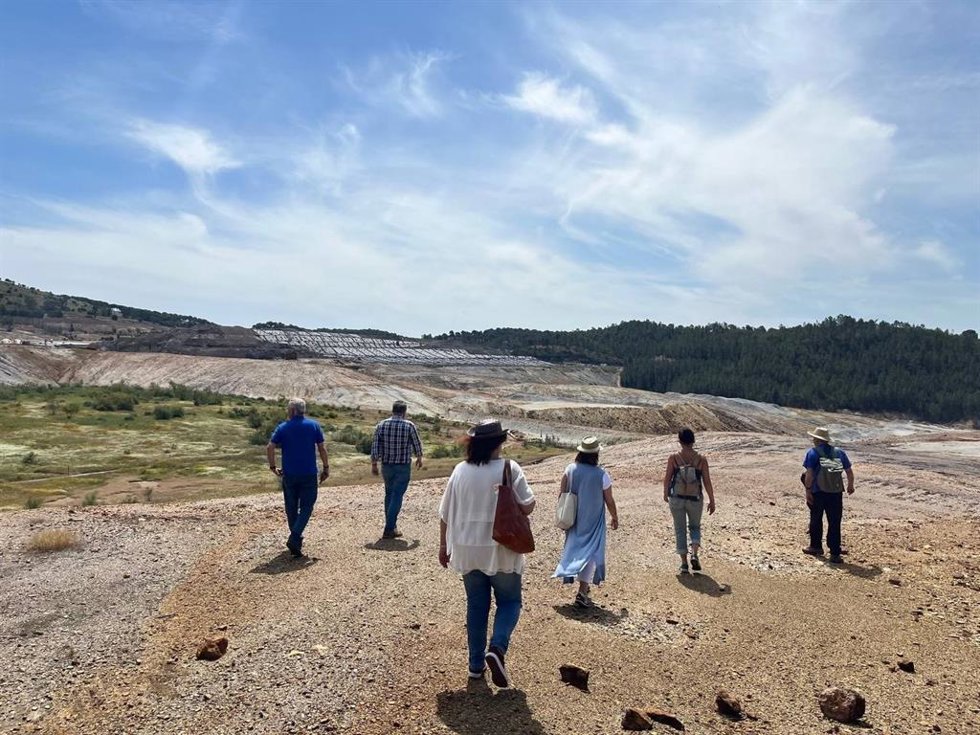 Miembros de Adelante Andalucía, Ecologistas en Acción, la Plataforma contra el vertedero de Nerva y el eurodiputado del grupo de la Izquierda Europea y miembro de Anticapitalistas, Miguel Urbán, han visitado este jueves el vertedero.