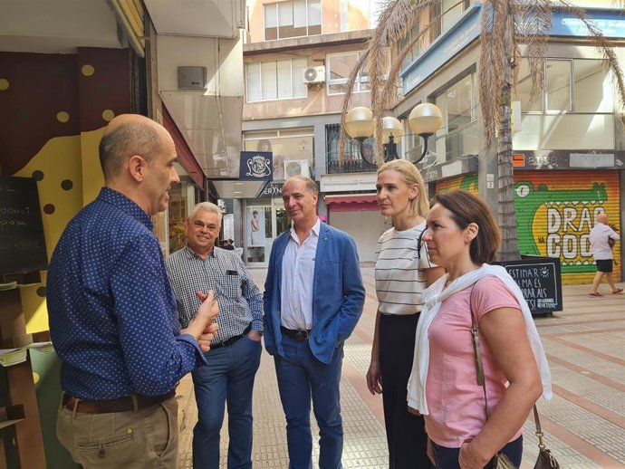 La portavoz de Ciudadanos (Cs) en el Ayuntamiento de Palma, Eva Pomar, y los regidores Alex Escriche y Joana Capó, en un recorrido por los pequeños comercios del centro de Palma junto a la directiva de Pimeco.