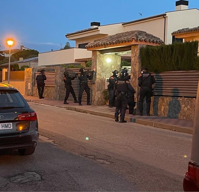 Diversos agents abans de l'escorcoll de l'immoble