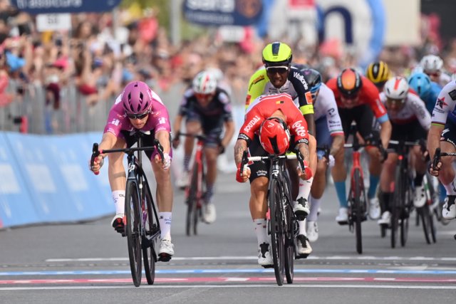 El ciclista francés Arnaud Démare (Groupama-FDJ) se impone a Caleb Ewan (Lotto Soudal) en un final de 'photo finish' en la sexta etapa del Giro de Italia 2022, con final en Scalea