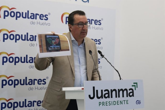 El presidente del PP de Huelva, Manuel Andrés González, en rueda de prensa.