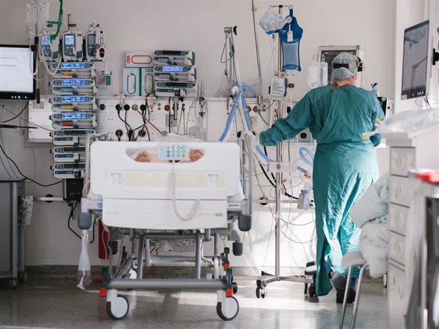 Archivo - 20 April 2021, Lower Saxony, Braunschweig: An intensive care nurse cares for a patient suffering from Covid-19 complications at the ICU of Braunschweig Hospital.