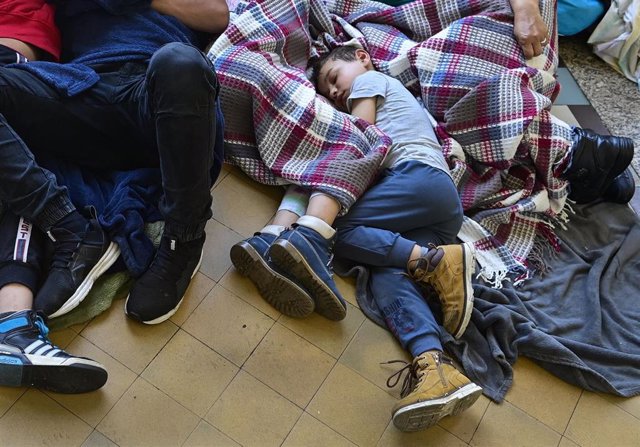 Refugiados ucranianos duermen en la estación de tren de Praga