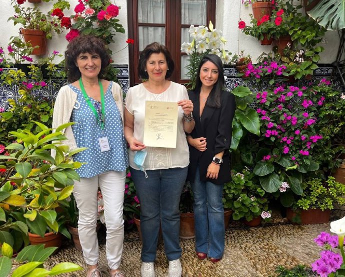 Cintia Bustos con Ana Balbuena y Marcial Gómez en la entrega del galardón a la planta singular del certamen de patios de 2022 a una colección de variedades antiguas de 'Alegría de la Casa', del patio de la calle Pedro Fernández, 6.