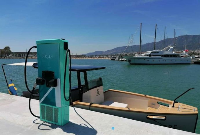 El primer cargador eléctrico de barcos del Estado se ha instalado en el puerto de la Rpita (Tarragona)
