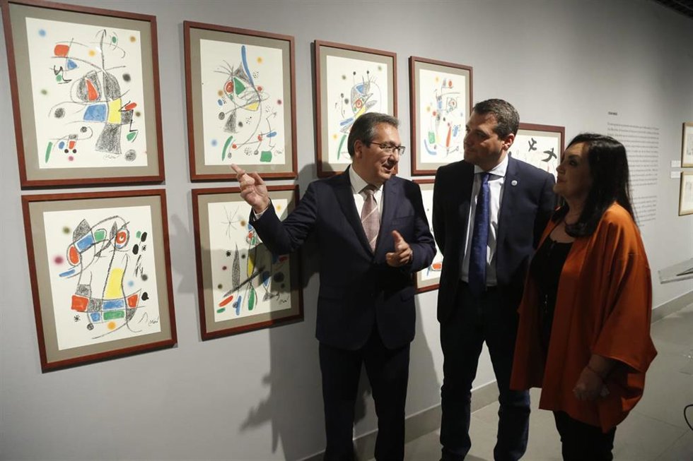 Autoridades en la inauguración de la exposición Dalí, Picasso, Miró. Conquistar los sueños.