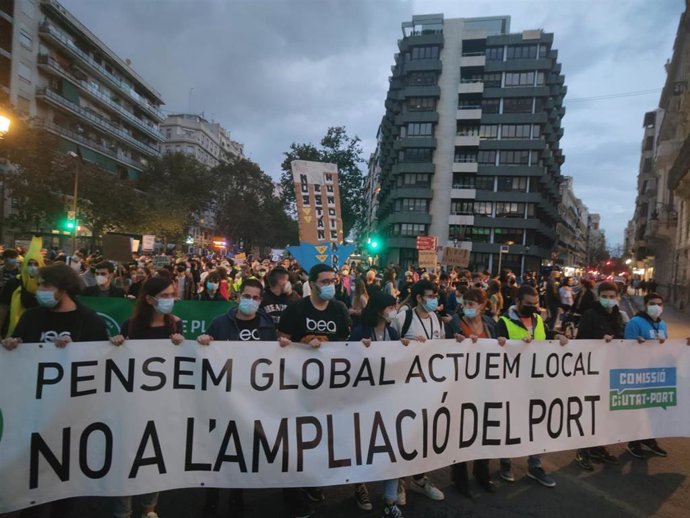 Archivo - Manifestación organizada por la Comissió Ciutat-Port y Juventud por el Clima contra la ampliación del Puerto de Valncia