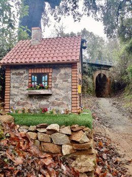 El Ayuntamiento de Jabugo ha instalado casas y elementos que representan a personajes de los cuentos clásicos.