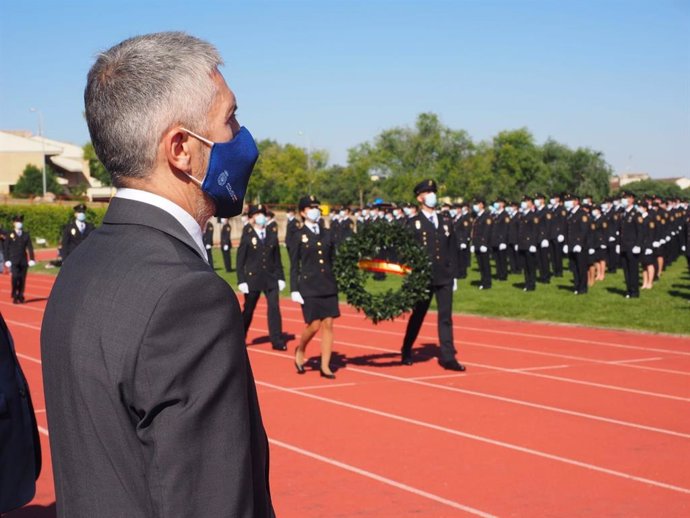 Archivo - El ministro del Interior, Fernando Grande-Marlaska, preside en Ávila la jura agentes de la XXXV Promoción de la Escala Básica de la Policía Nacional