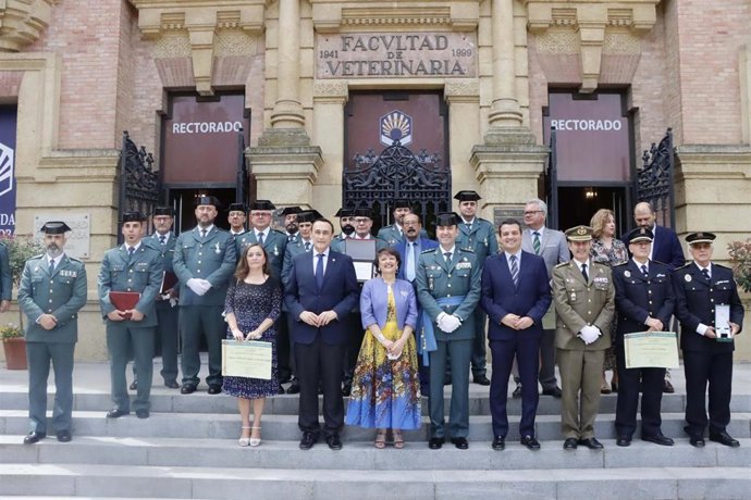 Representantes de la Guardia Civil y la sociedad civil y militar cordobesa en el acto del 178 aniversario de su Fundación.
