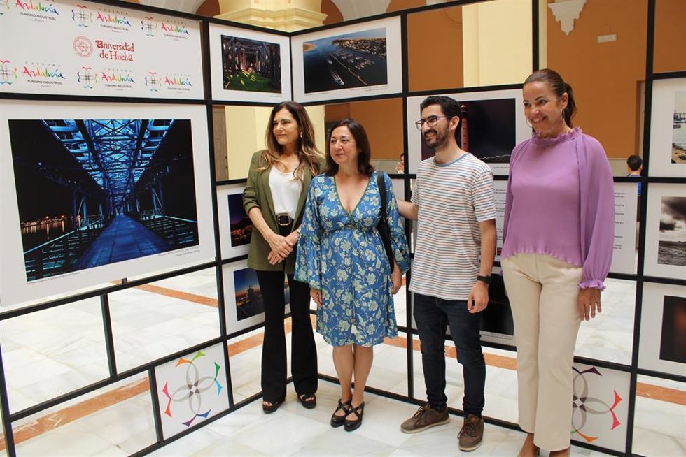 El patio de la Facultad de Ciencias Empresariales y Turismo de la Universidad de Huelva (UHU) acoge desde este jueves la exposición 'Puertos de la provincia de Huelva', de la Cátedra de Turismo.