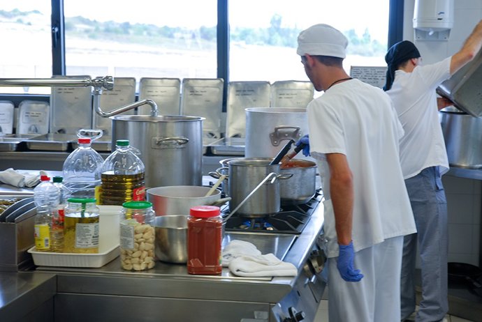 Archivo - Trabajadores de indesa