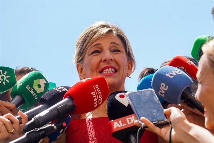 La vicepresidenta segunda del Gobierno, Yolanda Díaz, atiende a los medios  en la portada el jueves de Feria a 05 de mayo del 2022 en Sevilla (Andalucía, España)