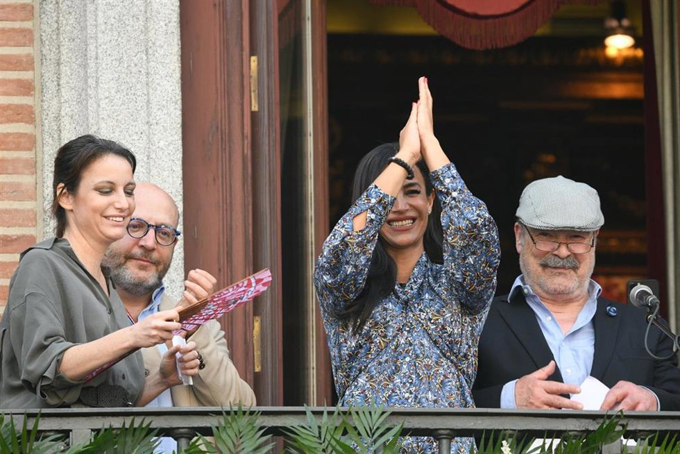 La delegada del Área de Gobierno de Cultura, Turismo y Deporte, Andrea Levy, la vicealcaldesa de Madrid, Begoña Villacís, y Antonio Resines durante la lectura del pregón de las Fiestas de San Isidro 2022.