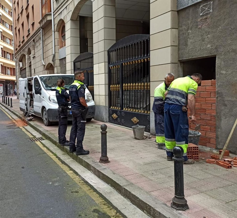 Trabajadores de brigadas municipales proceden al tapiado de las lonjas.
