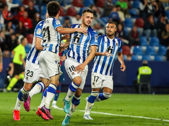 David Silva celebra un gol de la Real Sociedad junto a sus compañeros