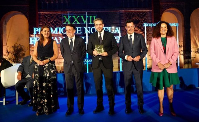 El escritor Máximo Huerta gana el XXVII Premio Fernando Lara por su novela 'Adiós, pequeño'