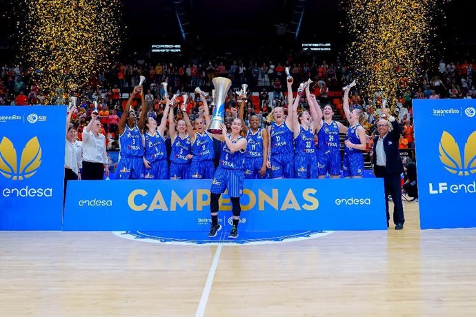 El Perfumerías Avenida vence en La Fonteta y se proclama campeón de la Liga Femenina Endesa