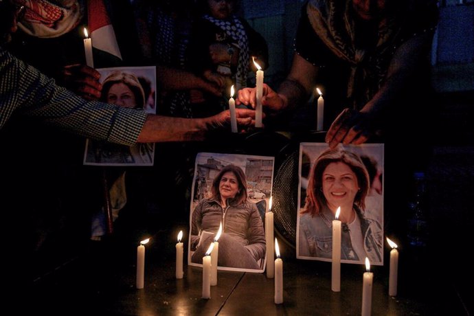 Una vigilia en Beirut para llorar la muerte de la periodista Shirín abu Aklé