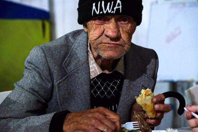 11 de mayo de 2022, Zaporizhia, Ucrania: Un anciano come algo después de un largo viaje desde Mariupol al Centro de Desplazamiento de Zaporizhia.  Todos los días, personas desplazadas de todo el este de Ucrania huyen de las zonas de guerra o de los territorios ocupados.
