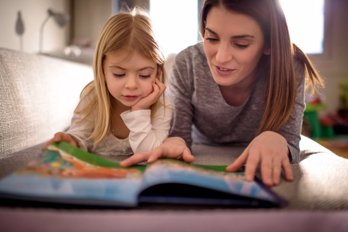 Archivo - Mujer e hija, leer, empatía. Educar.