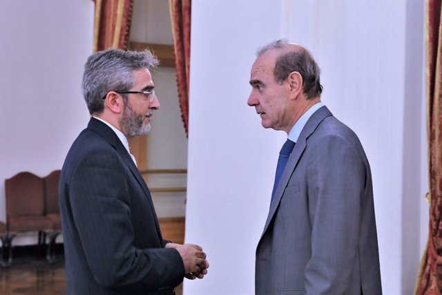 El negociador jefe de Irán, Alí Baqeri (i), en una reunión en Teherán con Enrique Mora (d), 'número dos' del Alto Representante para la Política Exterior de la UE, Josep Borrell, y coordinador en las negociaciones sobre la reactivación del acuerdo nuclear