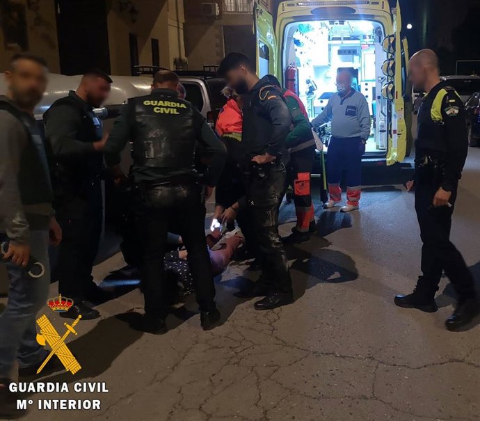 Efectivos de la Guardia Civil, en una operación en la que auxiliaron a dos personas en Almería cuando habían sido amenazadas por una familiar