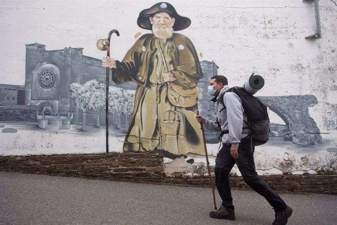 Archivo - Peregrino madrileño que realiza por segunda vez el Camino de Santiago y pasa por delante del mural del Zapatones, en la ruta del Camino de Santiago francés, a 17 de junio de 2021, en Lugo, Galicia, (España).  