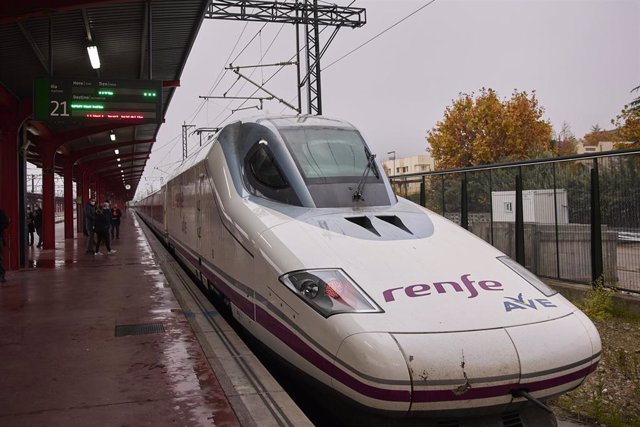 Archivo - Tren que va a efectuar un viaje por el nuevo tramo de alta velocidad Pedralba de la Pradería-Ourense, en la estación de Madrid-Chamartín Clara Campoamor, a 22 de noviembre de 2021, en Madrid, (España).