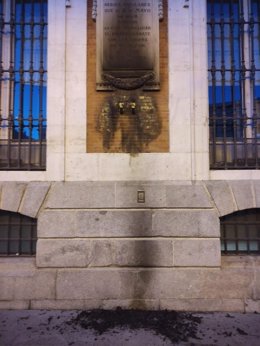 Fachada de la Real Casa de Correos donde este viernes ha amanecido quemada la placa a los Héroes del Dos de Mayo