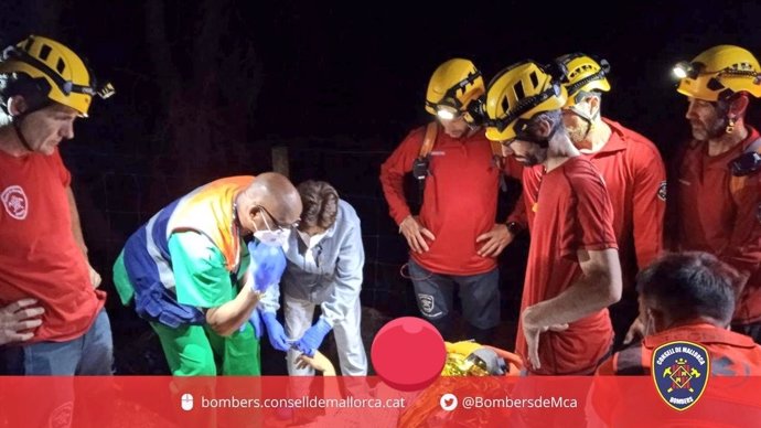 Momento del rescate por parte de Bombers de Mallorca.