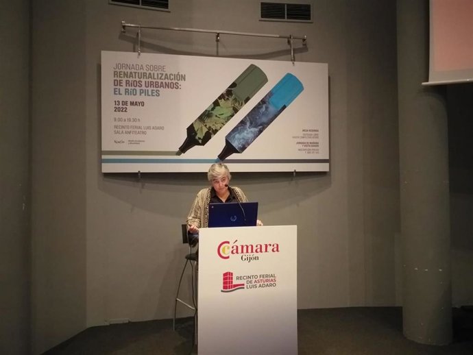 La alcaldesa de Gijón, Ana González, durante la  jornada 'Renaturalización de ríos urbanos: el río Piles', celebrada en el recinto ferial gijonés 'Luis Adaro'