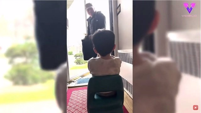Este niño espera a su abuelo en la puerta con entusiasmo cada vez que le visita