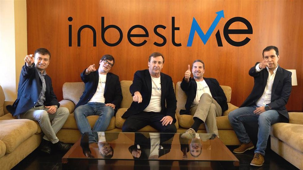 Archivo - Parte del equipo de inbestMe en sus oficinas de Barcelona