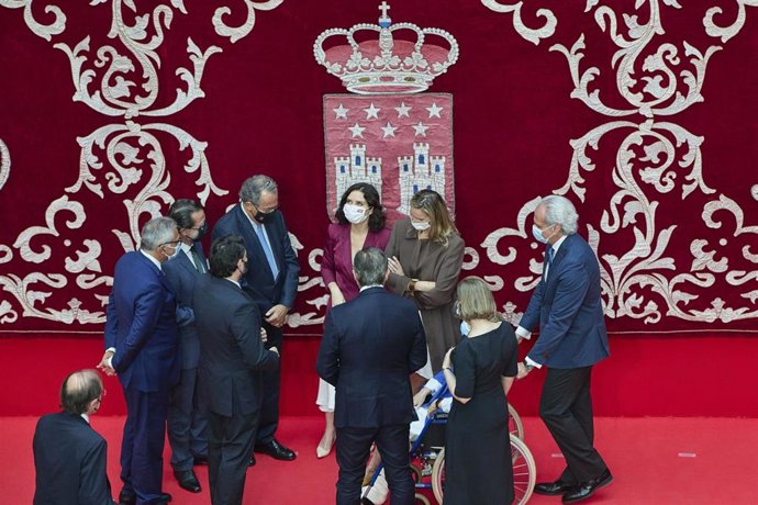 Archivo - La presidenta de la Comunidad de Madrid, Isabel Díaz Ayuso (c-morado), conversa con los nuevos consejeros en el acto de toma de posesión del Consejo de Gobierno de la Comunidad de Madrid de la XII Legislatura, a 21 de junio de 2021, en la Real