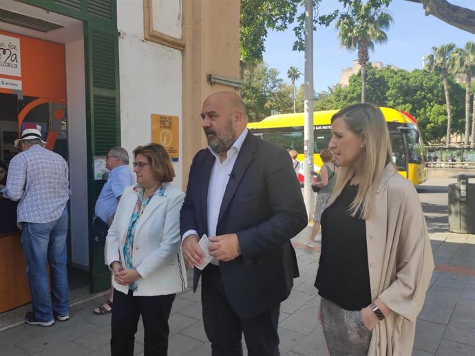 La portavoz del PP en el Ayuntamiento de Palma, Mercedes Celeste; el presidente de la formación en la capital balear, Jaime Martínez, y la regidora Lydia Pérez.