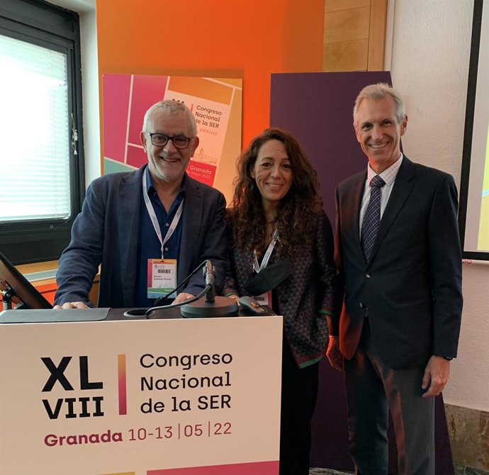 Dr. Xavier Juanola, reumatólogo del Hospital Universitari de Bellvitge; Dra. Emma Beltrán, reumatóloga del Hospital del Mar (Barcelona); Javier Corral, Director de la Unidad de Innovative Medicine de BMS España & Portugal.