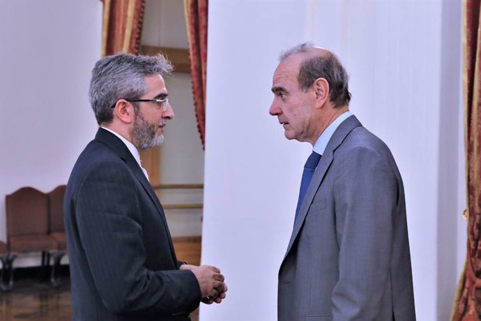 El negociador jefe de Irán, Alí Baqeri (i), en una reunión en Teherán con Enrique Mora (d), 'número dos' del Alto Representante para la Política Exterior de la UE, Josep Borrell, y coordinador en las negociaciones sobre la reactivación del acuerdo nucle
