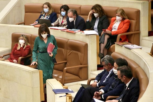 La consejra de Economía y Hacienda, Ana Belén Álvarez, en el Parlamento