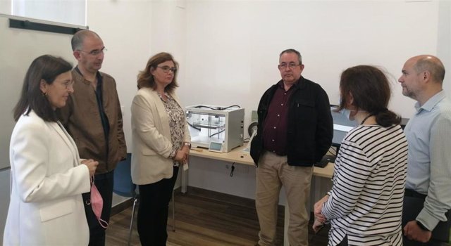 La delegada territorial de Educación y Deporte en Sevilla, María José Eslava, visita el IES Federico Mayor Zaragoza.