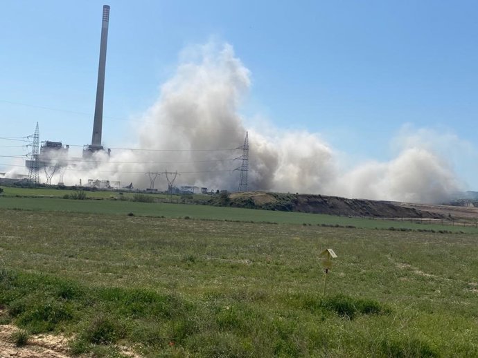 Endesa vuela de una sola vez las tres torres de refrigeración de la Central Térmica de Andorra.