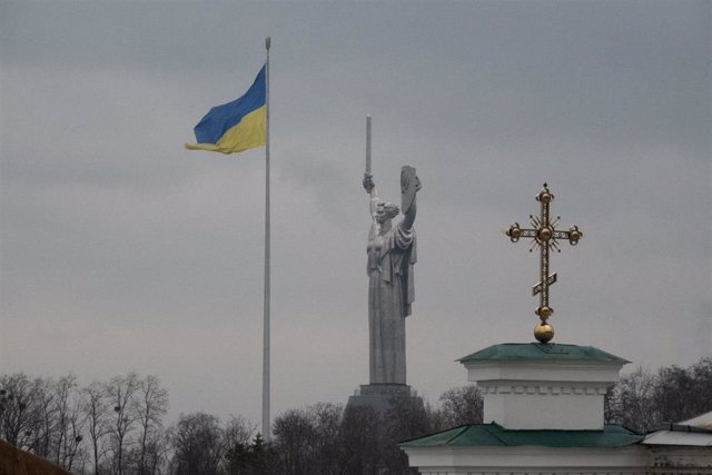Archivo - La bandera de Ucrania en Kiev