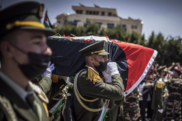 12 May 2022, Palestinian Territories, Ramlaah: Palestinian honour guards carry carry the flag-wrapped coffin of Al Jazeera reporter, Shireen Abu Akleh, during a state funeral at President's Residency in Ramallah. Abu Akleh, 51, a prominent figure in the A