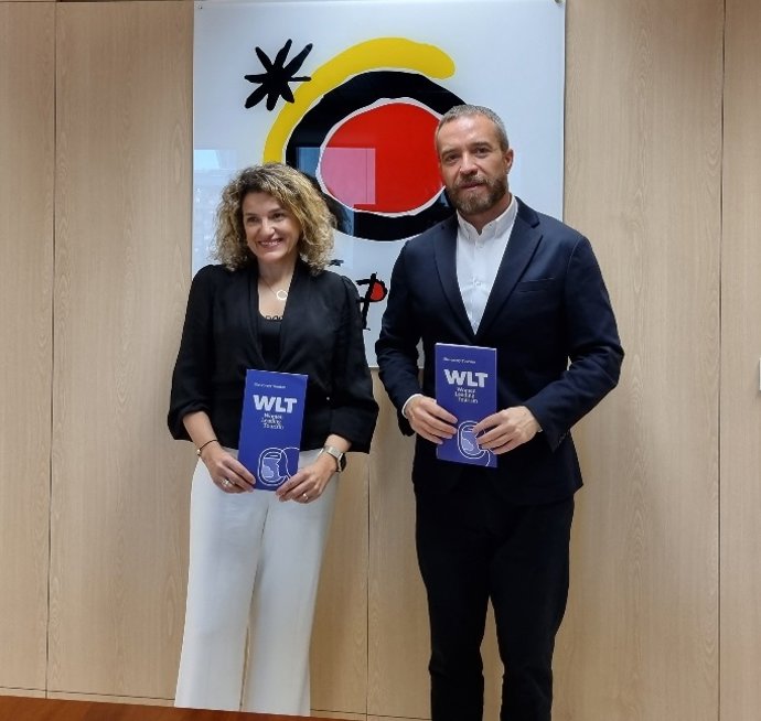 El director general del Instituto de Turismo de España (Turespaña), Miguel Ángel Sanz, y la presidenta de Women Leading Tourism (WLT), Maribel Rodríguez.