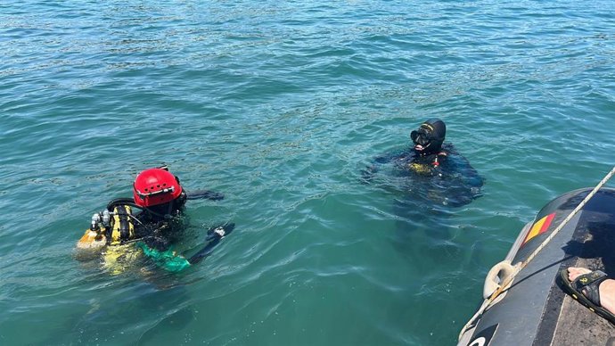 Guardia Civil y buzos de la Armada Española y norteamericana buscan a un buceador desaparecido el sábado en Rota (Cádiz)