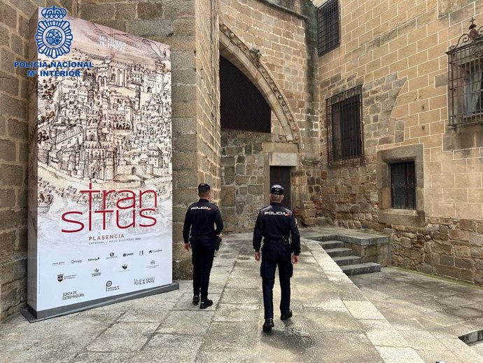 Agentes de Policía Nacional patrullan por el casco histórico de Plasencia
