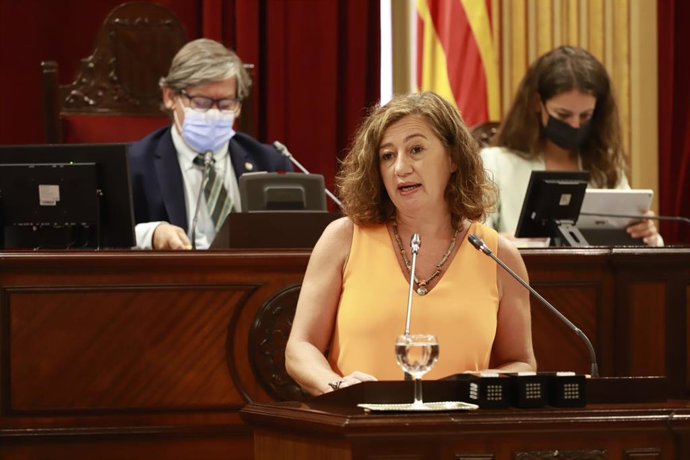 Archivo - La presidenta del Govern balear, Francina Armengol, en una imagen de archivo, en septiembre de 2021, en el pleno del Parlament
