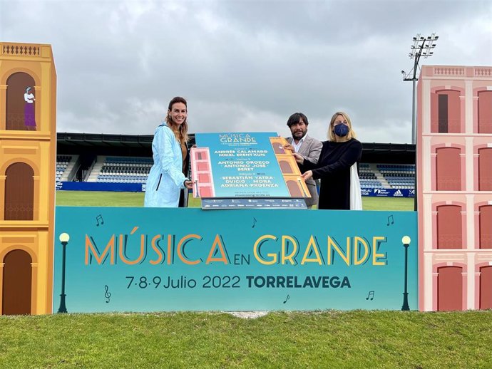 La directora general de Turismo, Marta Barca; el gerente de Mouro Producciones, Guillermo Vega; y la concejala de Turismo, Cristina García Viñas, presentan Música en Grande 2022 en el estadio de El Malecón