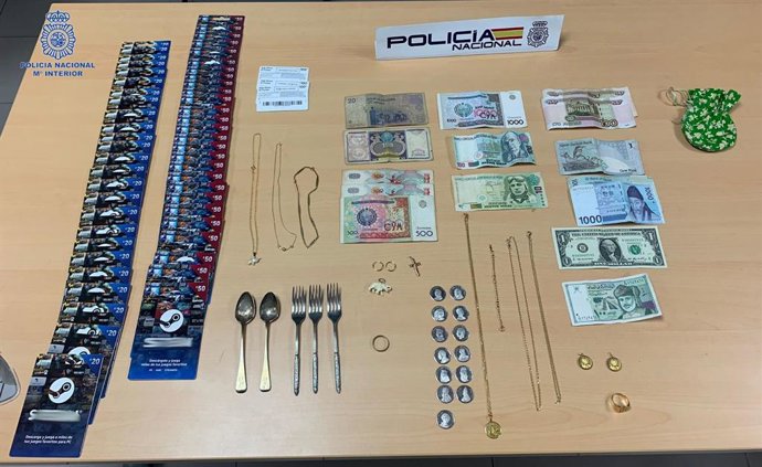 Objetos sustraídos a la detenida por la Policía Nacional.