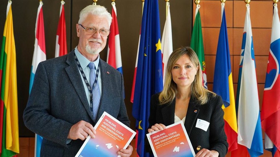 La coordinadora de Cs Baleares, Patricia Guasp, con el vicepresidente de la Comisión de Economía del Comité de las Regiones, Dainis Turlais.